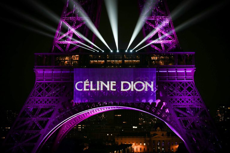 La Tour Eiffel illuminée en violet avec le nom de Céline Dion projeté, lors de l'annonce de son retour sur scène le 30 mars 2026